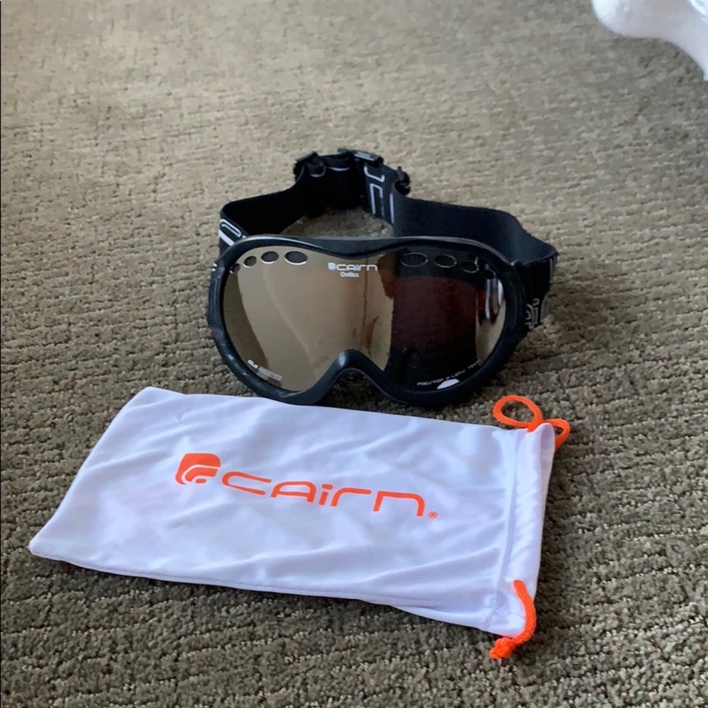 Cairn ski/snowboarding goggles.